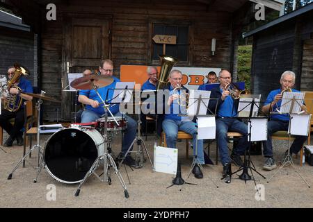 Hinterzarten, Deutschland. 27 octobre 2024. Eine Abordnung der Trachtenkapelle Hinterzarten umrahmte den 'Tag der offenen Tür beim SC Hinterzarten im Adler Skistadion musikalisch crédit : dpa/Alamy Live News Banque D'Images