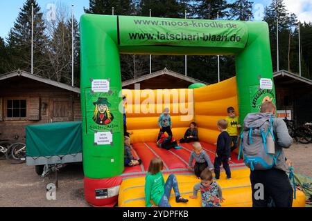 Hinterzarten, Deutschland. 27 octobre 2024. Auch die jüngsten hatten in der Hüpfburg ihren großen Spaß beim Tag der offenen Tür beim SC Hinterzarten crédit : dpa/Alamy Live News Banque D'Images