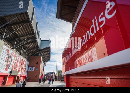 Réflexions du Kop dans un kiosque de marchandises au stade Anfield, Liverpool, le 27 octobre 2024, lors de visites occasionnelles. Banque D'Images