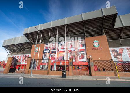 Vue de l'autre côté de Walton Breck Road au Kop Stand du stade Anfield, Liverpool le 27 octobre 2024. Banque D'Images