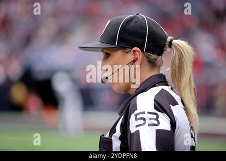 Houston, Texas, États-Unis. 27 octobre 2024. La juge Sarah Thomas (53 ans) de la NFL est sur la touche lors du troisième quart-temps entre les Texans de Houston et les Colts d'Indianapolis au NRG Stadium de Houston, Texas, le 27 octobre 2024. (Crédit image : © Erik Williams/ZUMA Press Wire) USAGE ÉDITORIAL SEULEMENT! Non destiné à UN USAGE commercial ! Banque D'Images