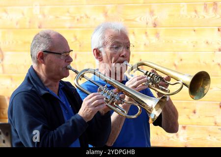 Hinterzarten, Deutschland. 27 octobre 2024. Die Musiker Franz-Richard Winterhalder und Meinrad Hofmeier (sen) umrahmten den Ökomenischen Gottesdienst im Adler Skistadion beim Tag der offenen Tür beim SC Hinterzarten musikalisch crédit : dpa/Alamy Live News Banque D'Images