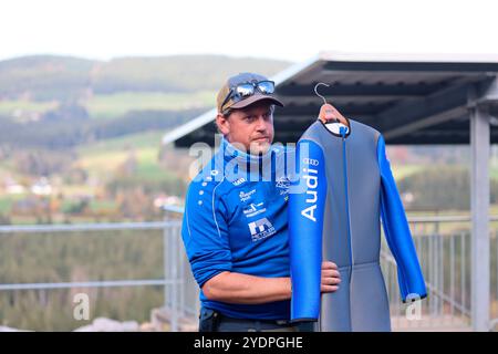 Hinterzarten, Deutschland. 27 octobre 2024. Michael Lais erklärt den Besuchern beim Tag der offenen Tür beim SC Hinterzarten anlässlich der Schanzenführung den Springeranzug crédit : dpa/Alamy Live News Banque D'Images