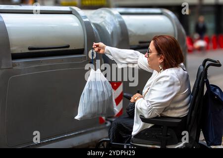 Service de recyclage accessible pour les utilisateurs de fauteuils roulants en ville Banque D'Images