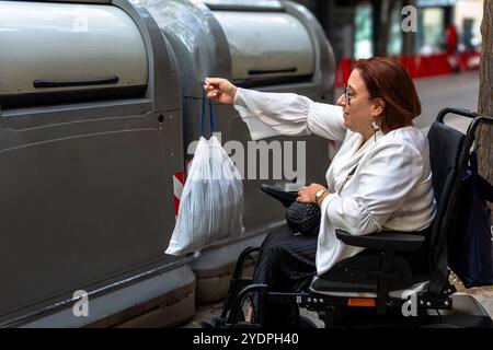 Élimination des déchets accessible par l'utilisateur de fauteuil roulant en ville Banque D'Images