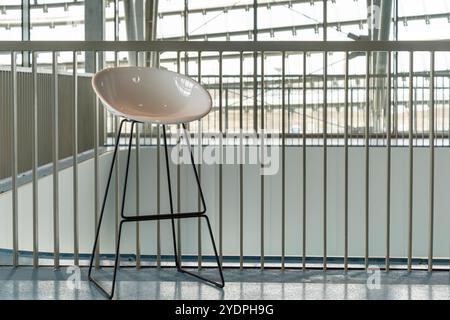 Chaises modernes dans un hall ultra-moderne avec des murs en verre Banque D'Images