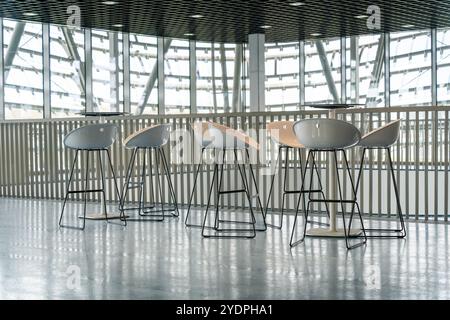 Chaises modernes dans un hall ultra-moderne avec des murs en verre Banque D'Images