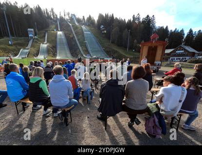 Hinterzarten, Deutschland. 27 octobre 2024. Die Schanzen im Blick und von Erfolg gekrönt War der erstmals im Adler Skistadion durchgeführte Ökumenische Gottesdienst beim Tag der offenen Tür beim SC Hinterzarten crédit : dpa/Alamy Live News Banque D'Images