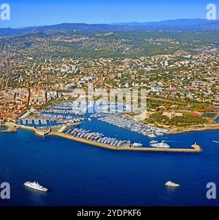 Ville d'Antibes et du port de plaisance Vue aérienne, de la Côte d'Azur Provence France Banque D'Images