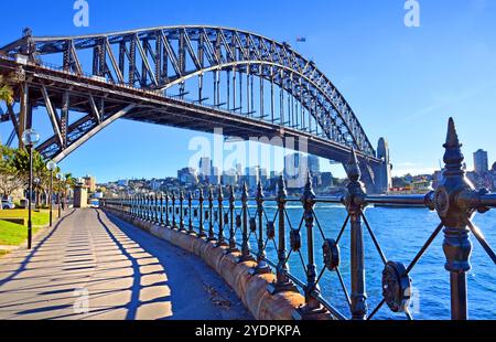 Sydney Harbour Bridge et garde-corps au départ du parc de Dawes point dans le quartier des Rocks, Australie. Banque D'Images