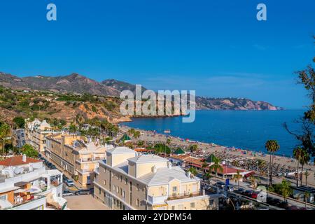 Burriana Nerja Espagne ville et plage Costa del sol Andalousie et ciel bleu Banque D'Images