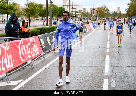 Le coureur éthiopien Yomif Kejelcha s’entraîne et s’échauffe quelques instants avant le semi-marathon de Valence (Espagne) le 27 octobre 2024. Banque D'Images