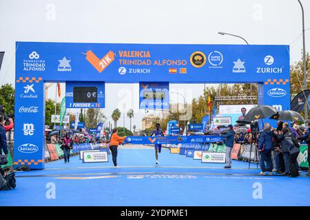 Le coureur olympique éthiopien Yomif Kejelcha entre sur la ligne d'arrivée du semi-marathon de Valence, établissant le nouveau record du monde le 27 octobre 2024 Banque D'Images