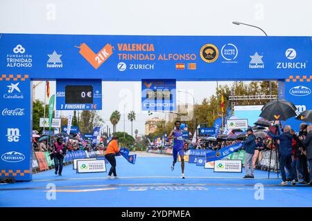 Le coureur olympique éthiopien Yomif Kejelcha entre sur la ligne d'arrivée du semi-marathon de Valence, établissant le nouveau record du monde le 27 octobre 2024 Banque D'Images