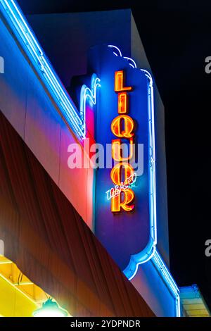 Enseigne au néon de tabac liqueur la nuit dans un magasin d'alcool sur Collis Avenue, Miami Beach, Floride, États-Unis Banque D'Images