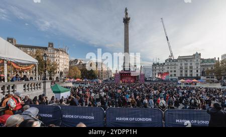 Des milliers de personnes assistent à une célébration gratuite de la lumière et de la couleur de Diwali à Trafalgar Square à Londres. Banque D'Images