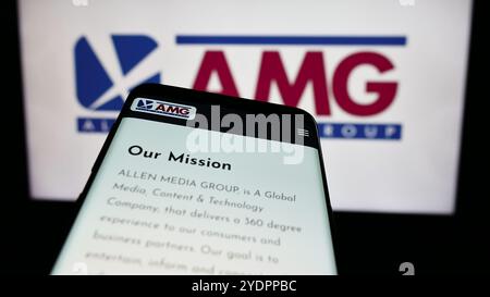 Allemagne. 1er juillet 2024. Dans cette illustration photo, un smartphone avec le site Web de la société de radiodiffusion américaine Allen Media Group (AMG) est vu devant le logo de l'entreprise. (Crédit image : © timon Schneider/SOPA images via ZUMA Press Wire) USAGE ÉDITORIAL SEULEMENT ! Non destiné à UN USAGE commercial ! Banque D'Images