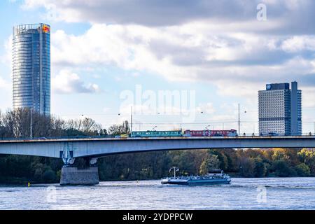 Die Konrad-Adenauer-Brücke, Südbrücke, Autobahnbrücke A562 und 2 Stadtbahnlinien, Straßenbahn,un-Campus Bonn, Posttower, NRW, Deutschland Konrad-Adenauer-Brücke *** le pont Konrad Adenauer, le pont Sud, le pont autoroutier A562 et 2 lignes de tramway, un Campus Bonn, Posttower, NRW, Allemagne Pont Konrad Adenauer Banque D'Images