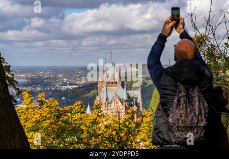 Schloß Drachenburg, am Drachenfels, ein Berg im Siebengebirge am Rhein zwischen Bad Honnef und Königswinter, Tourist macht Handyfoto, NRW, Deutschland, Drachenfels *** Château Drachenburg, sur le Drachenfels, une montagne dans le Siebengebirge sur le Rhin entre Bad Honnef et Königswinter, touriste prend photo cellulaire, NRW, Allemagne, Drachenfels Banque D'Images