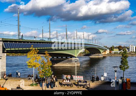 Die Kennedybrücke, mittlere der 3 Bonner Rheinbrücken, verbindet das Zentrum von Bonn und den Stadtteil Beuel, Bundesstraße B56, Stadtbahnlinien und Geh- und Radwege, Bonn NRW, Deutschland Kennedybrücke *** le pont Kennedy, au milieu des ponts Bonns 3 Rhin, relie le centre de Bonn et le district de Beuel, la route fédérale B56, lignes de métro léger et pistes cyclables, Bonn NRW, pont Kennedy Banque D'Images