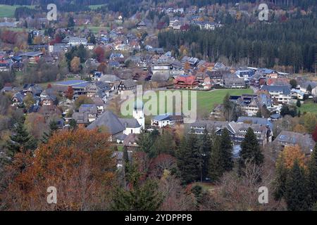 Hinterzarten, Deutschland. 27 octobre 2024. Blick auf das herbstliche Hinterzarten mit seinem Ortskern und der Pfarrkirche 'Maria in der Zarten' crédit : dpa/Alamy Live News Banque D'Images