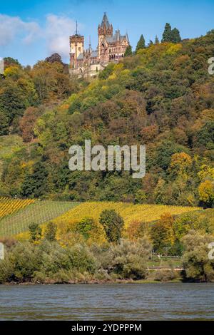 Schloß Drachenburg, am Drachenfels, ein Berg im Siebengebirge am Rhein zwischen Bad Honnef und Königswinter, NRW, Deutschland, Drachenfels *** Château de Drachenburg, sur Drachenfels, une montagne dans le Siebengebirge sur le Rhin entre Bad Honnef et Königswinter, NRW, Allemagne, Drachenfels Banque D'Images