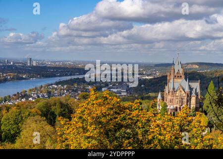 Schloß Drachenburg, am Drachenfels, ein Berg im Siebengebirge am Rhein zwischen Bad Honnef und Königswinter, Blick Richtung Bonn, NRW, Deutschland, Drachenfels *** Château de Drachenburg, sur le Drachenfels, une montagne dans le Siebengebirge sur le Rhin entre Bad Honnef et Königswinter, vue vers Bonn, NRW, Allemagne, Drachenfels Banque D'Images