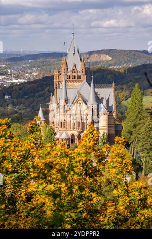 Schloß Drachenburg, am Drachenfels, ein Berg im Siebengebirge am Rhein zwischen Bad Honnef und Königswinter, NRW, Deutschland, Drachenfels *** Château de Drachenburg, sur Drachenfels, une montagne dans le Siebengebirge sur le Rhin entre Bad Honnef et Königswinter, NRW, Allemagne, Drachenfels Banque D'Images