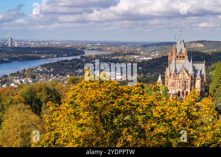 Schloß Drachenburg, am Drachenfels, ein Berg im Siebengebirge am Rhein zwischen Bad Honnef und Königswinter, Blick Richtung Bonn, NRW, Deutschland, Drachenfels *** Château de Drachenburg, sur le Drachenfels, une montagne dans le Siebengebirge sur le Rhin entre Bad Honnef et Königswinter, vue vers Bonn, NRW, Allemagne, Drachenfels Banque D'Images