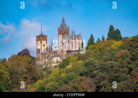 Schloß Drachenburg, am Drachenfels, ein Berg im Siebengebirge am Rhein zwischen Bad Honnef und Königswinter, NRW, Deutschland, Drachenfels *** Château de Drachenburg, sur Drachenfels, une montagne dans le Siebengebirge sur le Rhin entre Bad Honnef et Königswinter, NRW, Allemagne, Drachenfels Banque D'Images