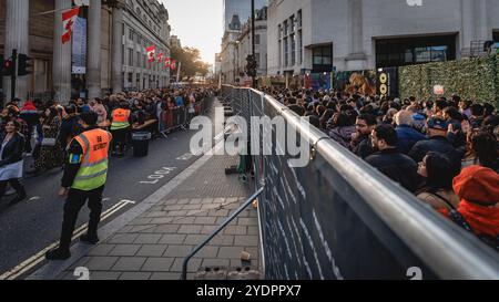 Des milliers de personnes attendent pour assister à une célébration gratuite de la lumière et des couleurs à Trafalgar Square à Londres pour Diwali. Banque D'Images