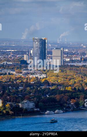 Skyline Bonn am Rhein, UNFCCC Sekretariat der Klimarahmenkonvention, Hochhaus der Vereinte Nationen, Campus Bonn, Posttower, Konzernzentrale der Deutschen Post, im Hintergrund Kohlekraftwerke im Braunkohlerevier, NRW, Deutschland, Skyline Bonn *** Bonn Skyline de Bonn, secrétariat de la Convention-cadre de la Convention-cadre de la Convention sur les changements climatiques, gratte-ciel des Nations Unies, Bonn, Bonn campus de Bonn, Postgratte-ciel de Bonn, siège social, Allemagne, Westphalie, Westphalie, Allemagne centrale d'exploitation minière, Westphalie Banque D'Images