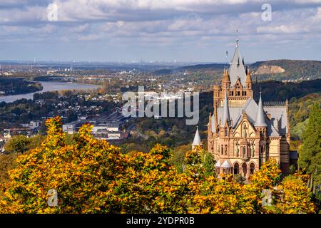 Schloß Drachenburg, am Drachenfels, ein Berg im Siebengebirge am Rhein zwischen Bad Honnef und Königswinter, Blick Richtung Bonn, NRW, Deutschland, Drachenfels *** Château de Drachenburg, sur le Drachenfels, une montagne dans le Siebengebirge sur le Rhin entre Bad Honnef et Königswinter, vue vers Bonn, NRW, Allemagne, Drachenfels Banque D'Images