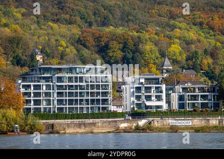 Wohnhäuser, moderne Wohnanlage direkt am Rhein, unterhalb des Drachenfels, Siebengebirge, Bad Honnef Rhöndorf, Rheinpromenade, , NRW, Deutschland Röhndorf *** bâtiments résidentiels, complexe résidentiel moderne directement sur le Rhin, en contrebas des Drachenfels, Siebengebirge, Bad Honnef Rhöndorf, Rheinpromenade, , NRW, Allemagne Röhndorf Banque D'Images