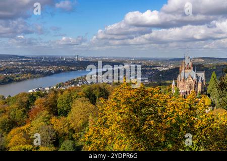 Schloß Drachenburg, am Drachenfels, ein Berg im Siebengebirge am Rhein zwischen Bad Honnef und Königswinter, Blick Richtung Bonn, NRW, Deutschland, Drachenfels *** Château de Drachenburg, sur le Drachenfels, une montagne dans le Siebengebirge sur le Rhin entre Bad Honnef et Königswinter, vue vers Bonn, NRW, Allemagne, Drachenfels Banque D'Images