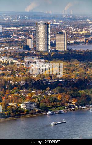 Skyline Bonn am Rhein, UNFCCC Sekretariat der Klimarahmenkonvention, Hochhaus der Vereinte Nationen, Campus Bonn, Posttower, Konzernzentrale der Deutschen Post, im Hintergrund Kohlekraftwerke im Braunkohlerevier, NRW, Deutschland, Skyline Bonn *** Bonn Skyline de Bonn, secrétariat de la Convention-cadre de la Convention-cadre de la Convention sur les changements climatiques, gratte-ciel des Nations Unies, Bonn, Bonn campus de Bonn, Postgratte-ciel de Bonn, siège social, Allemagne, Westphalie, Westphalie, Allemagne centrale d'exploitation minière, Westphalie Banque D'Images