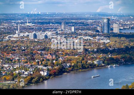 Skyline Bonn am Rhein, UNFCCC Sekretariat der Klimarahmenkonvention, Hochhaus der Vereinte Nationen, Campus Bonn, Posttower, Konzernzentrale der Deutschen Post, im Hintergrund Kohlekraftwerke im Braunkohlerevier, NRW, Deutschland, Skyline Bonn *** Bonn Skyline de Bonn, secrétariat de la Convention-cadre de la Convention-cadre de la Convention sur les changements climatiques, gratte-ciel des Nations Unies, Bonn, Bonn campus de Bonn, Postgratte-ciel de Bonn, siège social, Allemagne, Westphalie, Westphalie, Allemagne centrale d'exploitation minière, Westphalie Banque D'Images