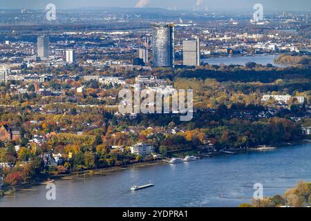 Skyline Bonn am Rhein, UNFCCC Sekretariat der Klimarahmenkonvention, Hochhaus der Vereinte Nationen, Campus Bonn, Posttower, Konzernzentrale der Deutschen Post, im Hintergrund Kohlekraftwerke im Braunkohlerevier, NRW, Deutschland, Skyline Bonn *** Bonn Skyline de Bonn, secrétariat de la Convention-cadre de la Convention-cadre de la Convention sur les changements climatiques, gratte-ciel des Nations Unies, Bonn, Bonn campus de Bonn, Postgratte-ciel de Bonn, siège social, Allemagne, Westphalie, Westphalie, Allemagne centrale d'exploitation minière, Westphalie Banque D'Images