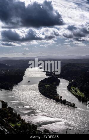 Blick auf den Rhein, nach Süden, Nonnenwerth ist eine Rheininsel zwischen Rolandswerth und Bad Honnef, NRW, Deutschland, Insel Nonnenwerth *** vue du Rhin, au sud, Nonnenwerth est une île du Rhin située entre Rolandswerth et Bad Honnef, NRW, Allemagne, Nonnenwerth Banque D'Images