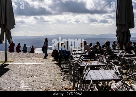 Blick vom Drachenfelsplateau, auf den Rhein nach Süden, Touristen, der Drachenfels ist ein Berg im Siebengebirge am Rhein zwischen Bad Honnef und Königswinter, NRW, Deutschland, Drachenfels *** vue depuis le plateau de Drachenfels, sur le Rhin au sud, les Drachenfels est une montagne dans le Siebengebirge sur le Rhin entre Bad Honnef et Königswinter, Allemagne Banque D'Images