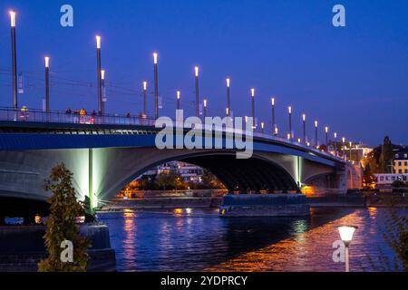 Die Kennedybrücke, mittlere der 3 Bonner Rheinbrücken, verbindet das Zentrum von Bonn und den Stadtteil Beuel, Bundesstraße B56, Stadtbahnlinien und Geh- und Radwege, Bonn NRW, Deutschland Kennedybrücke *** le pont Kennedy, au milieu des ponts Bonns 3 Rhin, relie le centre de Bonn et le district de Beuel, la route fédérale B56, lignes de métro léger et sentiers pédestres et pistes cyclables, Bonn NRW, Allemagne Kennedy Bridge Banque D'Images