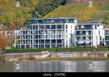 Wohnhäuser, moderne Wohnanlage direkt am Rhein, unterhalb des Drachenfels, Siebengebirge, Bad Honnef Rhöndorf, Rheinpromenade, , NRW, Deutschland Röhndorf *** bâtiments résidentiels, complexe résidentiel moderne directement sur le Rhin, en contrebas des Drachenfels, Siebengebirge, Bad Honnef Rhöndorf, Rheinpromenade, , NRW, Allemagne Röhndorf Banque D'Images