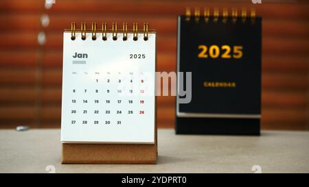 Calendrier de bureau de janvier 2025 avec calendrier de bureau doré 2025 à l'arrière Banque D'Images