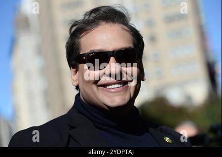 New York, États-Unis. 27 octobre 2024. George Santos, ancien représentant des États-Unis, pose pour des photos le long de la 6e Avenue un pâté de maisons au sud de Madison Square Garden où l'ancien président Donald Trump tient un rassemblement politique, New York, NY, 27 octobre 2024. (Photo par Anthony Behar/Sipa USA) crédit : Sipa USA/Alamy Live News Banque D'Images