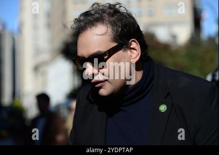 New York, États-Unis. 27 octobre 2024. George Santos, ancien représentant des États-Unis, pose pour des photos le long de la 6e Avenue un pâté de maisons au sud de Madison Square Garden où l'ancien président Donald Trump tient un rassemblement politique, New York, NY, 27 octobre 2024. (Photo par Anthony Behar/Sipa USA) crédit : Sipa USA/Alamy Live News Banque D'Images