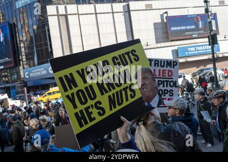 New York, États-Unis. 27 octobre 2024. 27 octobre 2024 - New York, New York, États-Unis manifestent devant Madison Square Garden avant le rassemblement de campagne de l'ancien président Donald Trump neuf jours avant l'élection présidentielle américaine crédit : Joseph Reid/Alamy Live News Banque D'Images