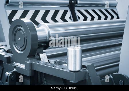 Unité d'alimentation à rouleaux d'une machine de formage de rouleaux à poutre en tôle à grande vitesse en continu pour processus de fabrication dans l'industrie. métal industriel Banque D'Images