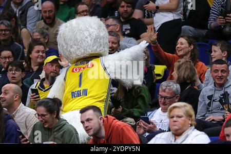 Berlin, Allemagne - 4 avril 2024 : Der Albatros - la mascotte de l'équipe de basket Alba Berlin acclame avec foule sur les tribunes de l'arène UBER lors du match de l'EuroLeague de Turkish Airlines ALBA Berlin contre Partizan Belgrade Banque D'Images