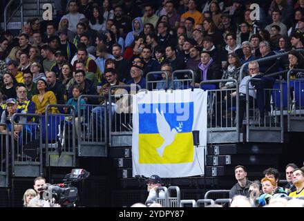 Berlin, Allemagne - 4 avril 2024 : drapeau de la paix pour l'Ukraine sur les tribunes de l'UBER Arena pendant le match de l'EuroLeague de Turkish Airlines ALBA Berlin contre Partizan. L'équipe ALBA soutient l'Ukraine Banque D'Images