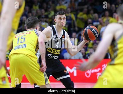 Berlin, Allemagne - 4 avril 2024 : Aleksa AVRAMOVIC du Partizan Belgrade (#4) attaque lors du match de basket-ball de Turkish Airlines EuroLeague contre ALBA Berlin à l'Uber Arena de Berlin Banque D'Images